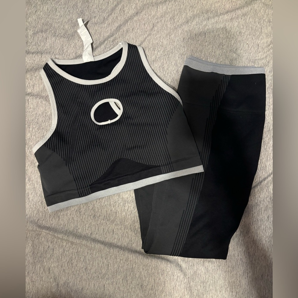 Fabletics workout set (xl sports bra and l leggings)
